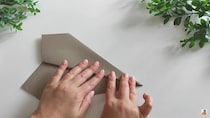 1枚の厚紙→紙飛行機のように折って麻ひもと組み合わせると……　ギフトにピッタリな完成品に「わあ」「すばらしいアイデア」【海外】
