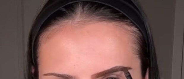 ハロウィーンメイクに挑戦する黒髪のすっぴん女性、眉を太くシャープに描くと…… まさかの姿に「本人かと思った!」と200万再生【海外】