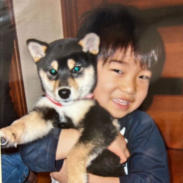 赤ちゃん柴犬を抱っこする5歳少年→15年後…… 同じポーズで撮影した“現在の姿”に「くそぉ」「涙出てくる」