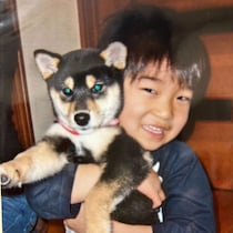 赤ちゃん柴犬を抱っこする5歳少年→15年後……　同じポーズで撮影した“現在の姿”に「くそぉ」「涙出てくる」