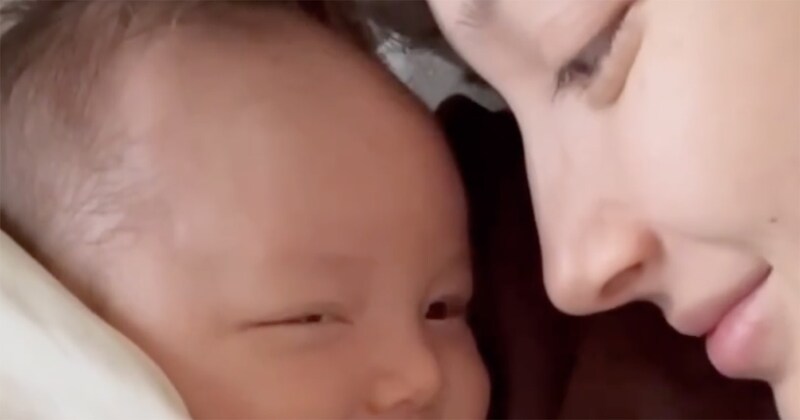 “生後0カ月”の息子と眠るママ→2年後……「幸せが伝わってきます」　360万再生の“現在の姿”に「心臓がぎゅっとなった」「天使だ」