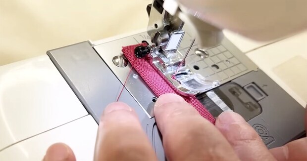 赤と白の布をコツコツ縫っていくと…… 心ときめく“手作りのミニアイテム”が完成!「気に入りました」