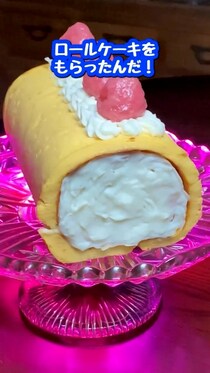 職場の女の子からもらったロールケーキ→切ってみた中身は……　まさかの“正体”が天才の発想すぎる
