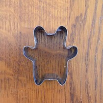 ママがクッキー作りに挑戦 → うっかり型の上下を間違えて焼いたら……　“陰鬱すぎる”完成品に「これはこれでかわいい」