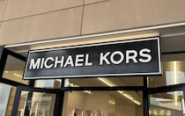 「iPhone Proがぴったり入る」マイケルコースの“スマホショルダー”が大好評！「夜のお出かけにぴったり」「お値段以上の価値がある」