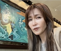 工藤静香、お部屋披露で「かれこれ20年くらい」育てたグリーンと並ぶショット公開　豪邸っぷりが伝わる吹き抜けに驚き