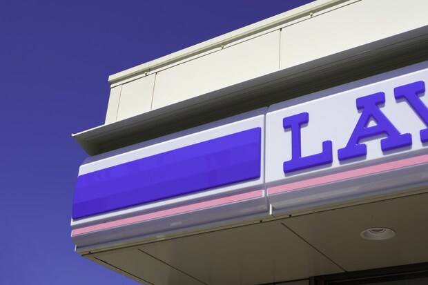 「一見普通のビニ傘だけど実は…」ローソンで買えるColeman（コールマン）の“耐風ビニール傘”がかっこいい！「スモークがおしゃれ」「FRP傘骨は信頼できる」