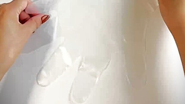 透明手袋にお菓子をぐいぐい詰め込んで……1児ママが教える“ハロウィーンラッピング”が1200万再生　斬新なアイデアに「もらったら絶対ウケる！」