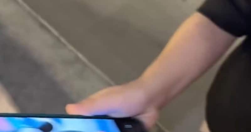 娘にスマホを渡されたママ→顔を上げると……「かわいすぎる」　“まさかの光景”が1億8000万再生【海外】