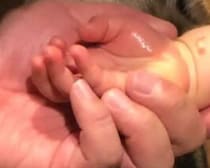 2歳娘と手をつなぐ夫→引きで見ると……　まさかの光景に「声出して笑った」「おまえも猫にならないか？」