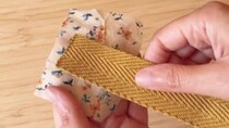 小さなハギレをカバン用テープに巻き付けて……「すごいアイデア！」　“いろいろ使える”完成品に「シンプルでキレイ」【海外】