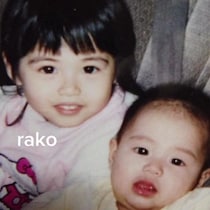 幼いお姉ちゃんと赤ちゃん→24年後……　予想外すぎる“現在の姿”にネット騒然「双子みたい」「遺伝子強すぎ」