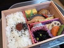 【女性が選ぶ】次の旅行で食べたい「東京駅の駅弁」ランキングTOP27！　第1位は「サーモンいくら丼 （魚力海鮮寿司）」【4月10日は駅弁の日】