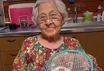 高島屋に10年務めたおばあちゃんに、「ラケット包める？」と聞いてみたら……　仕上がりに「凄すぎる」「まじでプロ」