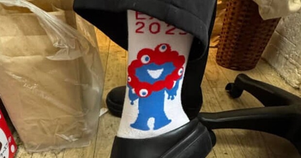 「万博ロス」の女性、ミャクミャクの靴下で出勤したら……　予想外な“まさかの奇跡”に爆笑「ロスすぎやろww」「これはうれしすぎる！」