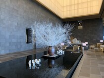 「アマン東京」のトートバッグがあったなんて…！　「特別感がたまらない」「ロゴが控えめなのに印象的」「上品コーデとも合いそう」