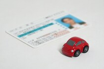 【40代が選ぶ】持ってたら自慢できる「運転免許」ランキングTOP9！　第1位は「大型免許」【2025年最新調査結果】