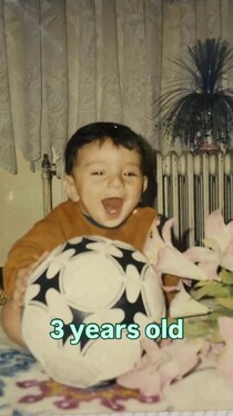 大きく口を開けて笑う3歳男の子→20年後……　クールすぎる現在の姿が60万再生「めっちゃ魅力的」「うわ～神レベルでイケてる」【海外】