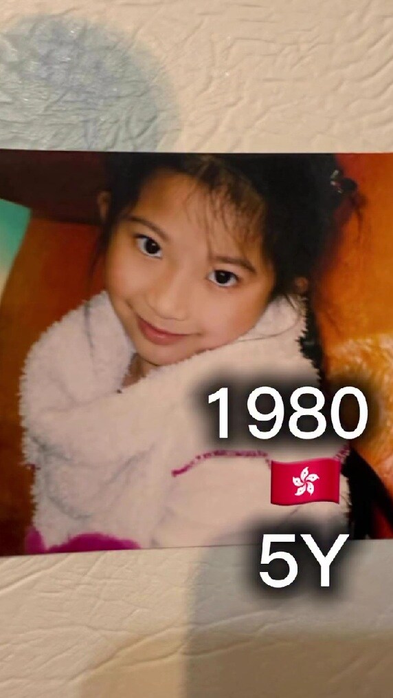 大きな瞳でカメラを見つめる5歳女の子→45年後…… 「本当に50歳!?」「信じられない」目を疑うような現在の姿に称賛【海外】