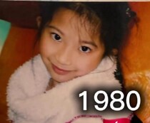 大きな瞳でカメラを見つめる5歳女の子→45年後……　「本当に50歳!?」「信じられない」目を疑うような現在の姿に称賛【海外】