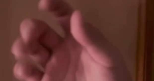 弟を起こそうとドアを開けたら……　兄が目撃した“ありえない光景”に「ホラーw」「寝相が悪いとかの次元じゃない」