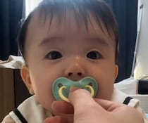 おしゃぶりをしてカメラを見つめる生後5カ月娘→おしゃぶりを取ると……　かわいすぎるしぐさで母ループ状態に「朝から癒されました」「かわいい」