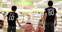 幼い双子の妹と手をつなぐお兄ちゃん2人→9年後……「えーー」　同じポーズで撮影した“現在の姿”に「鳥肌」「やだ泣いちゃう」