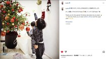 浜崎あゆみ、レアな息子たちのクリスマスショットがかわいい　プレゼント開ける姿に「大きくなったなぁ」「立派な母してる」