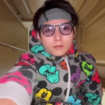 ディズニーのパーカーをゆるっと着こなす男性→脱いだら……　衝撃の姿に「息を呑んだ」「ランドにいても違和感なし」