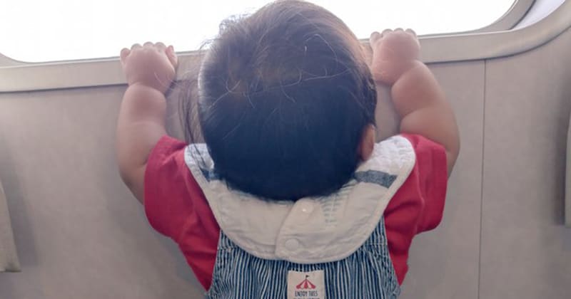 外の世界に興味津々な幼児→1年後……「がち泣いてしまう」　600万表示の“後ろ姿”に「エモい」「胸がキュッとなりました」