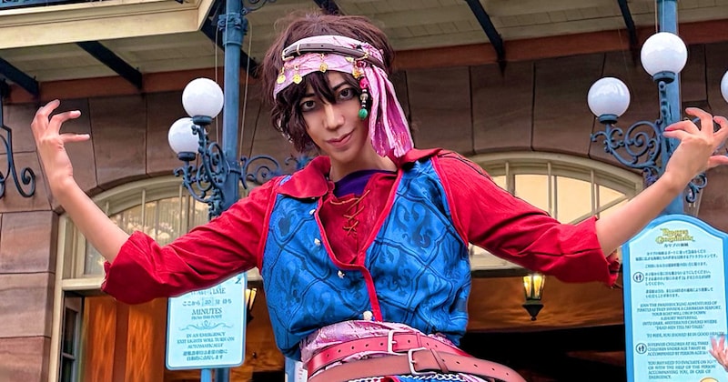 コスプレイヤーが、ディズニーで写真を撮ったら……「今気付いたwww」　後ろに写り込んだ“キャストの姿”が1790万表示「わろたwww」