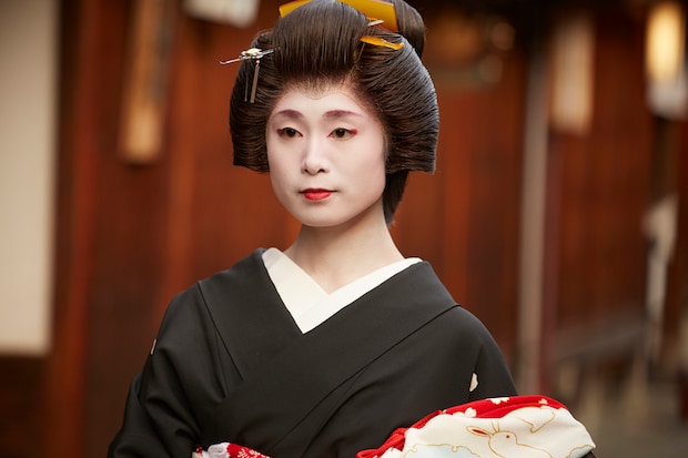 エレベーターに“芸妓15人”が一斉に乗ったら…… “衝撃の光景”が350万表示「見たことない光景すぎるw」「美術館レベル」