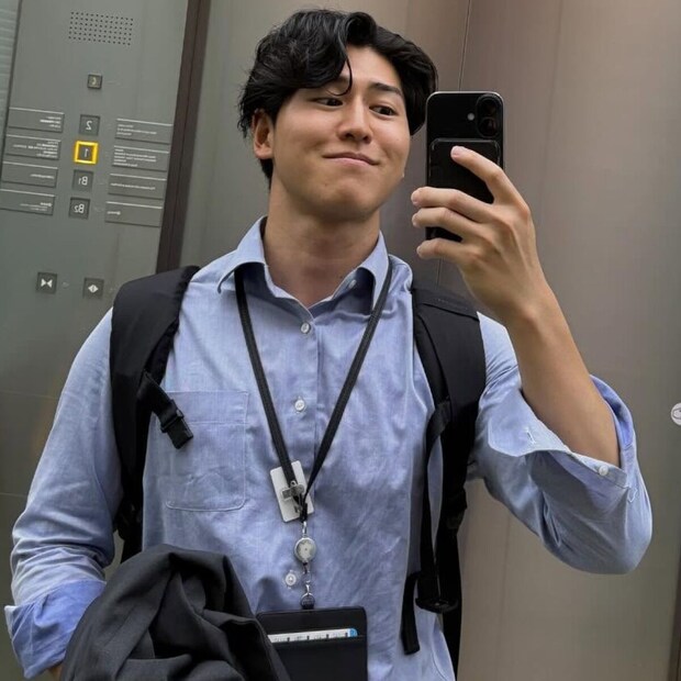 スーツ姿のサラリーマン→バサッと脱いだ瞬間……　「え？」現れた“まさかのもの”に「時止まる」「信じられない」