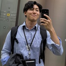 スーツ姿のサラリーマン→バサッと脱いだ瞬間……　「え？」現れた“まさかのもの”に「時止まる」「信じられない」