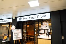 「かわいくて最高！」スープストックトーキョーの“お店のカップみたいなスープジャー”が素敵すぎる　「お昼のテンション上がる」「ポーチとスプーンも素敵」