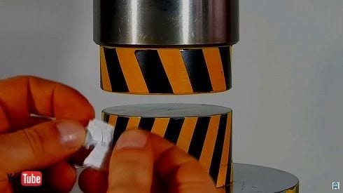 紙はプレス機を使うと何度折れるのか？　実験の意外な結末に「すごい」「素晴らしい」の声【実験記事3選：海外編】