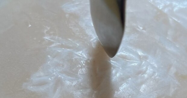 キンキンに冷やしたアイス→2時間格闘した結果……「おもろすぎるw」 700万表示のまさかのオチに「身も蓋もないやろ」「中身どないなってるん」