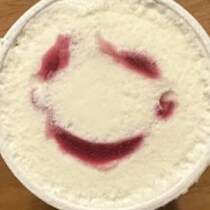 笑顔柄アイスの“ハズレ”を引いたと思って、食べ進めてみると……　「あるあるだ！」まさかの光景に驚き