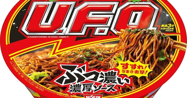 日清焼そばU.F.O.を砕いて混ぜるだけで……「おお~これは」 見るだけでお腹が空く“予想外の大変身”に「最高過ぎる」
