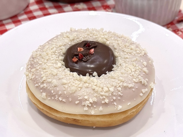 【待望の初コラボ】クリスピー・クリーム・ドーナツとヌテラのコラボドーナツ今日発売!! 食べてみたら「濃厚」「間違いないうまさ」