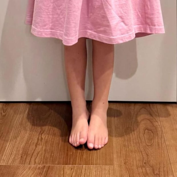 ママが2年前に買ったTシャツ→4歳娘が今、着たら……　まさかの着こなしに「天才やん」「売ってたら絶対買う」