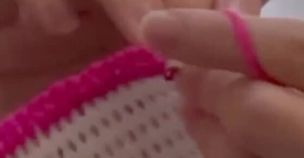 「こういうのが欲しかった!」 ダイソーの滑り止めに毛糸を編んでいくと…… 便利アイテムの完成に「めっちゃ可愛い」
