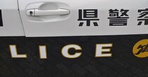 柴犬をパトカーに乗せると……「マジか」「何したんwww」　窓から見せた“まさかの表情”に35万表示の爆笑