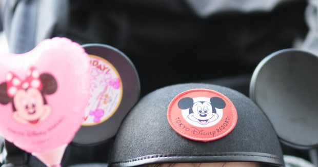 初ディズニーで赤ちゃんが…… 予期せぬ“まさかの表情”に「電車の中で笑っちゃった」「き、気合いが入ってらっしゃる」