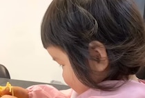 パパが1歳娘を隠し撮り→振り向くとまさかの……「必殺仕事人の眼差しですね笑」　驚きの表情に「どこで覚えた…」「人生何回目？」