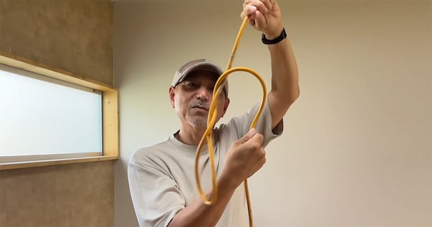 「その巻き方、ねじれるよ!」長~い電源コード→ゴチャゴチャしない収納方法に「目からウロコ!」「初めて知りました」