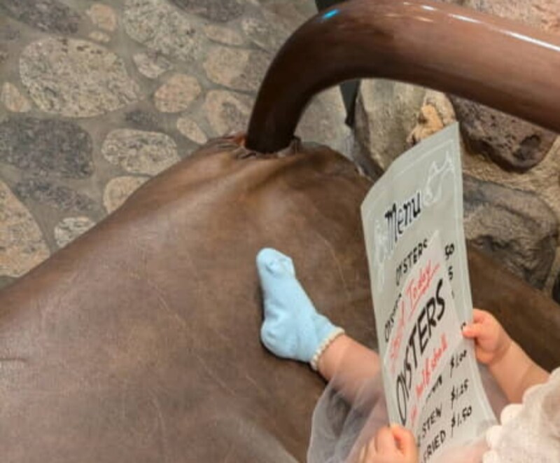 1歳女の子がディズニーデビュー→1年後、同じ場所で…… 「すごい、センスいい!」「涙でてきた」たまらん姿が161万表示