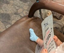 1歳女の子がディズニーデビュー→1年後、同じ場所で……　「すごい、センスいい！」「涙でてきた」たまらん姿が161万表示