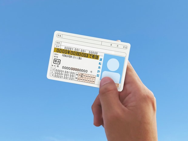 【50代が選ぶ】持っていたら自慢できる「運転免許」ランキング! 2位は「大型特殊免許」と「大型二輪免許」、1位は?