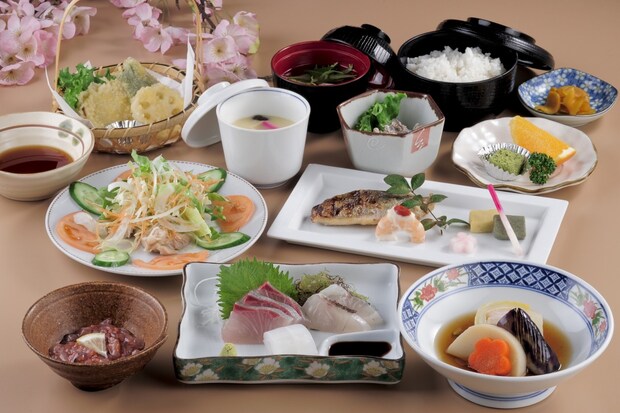 【男性が選ぶ】おいしいと思う「和食系のファミレス」ランキング！　2位は「和食さと」、1位は？